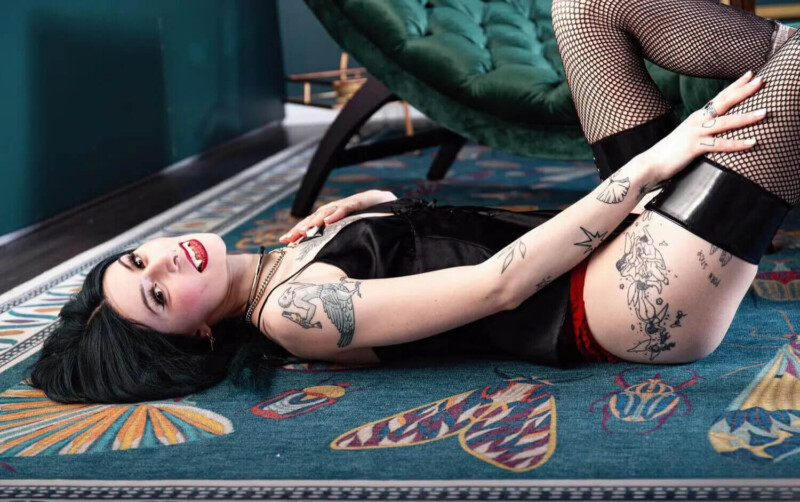 Yvie Em - Image 4